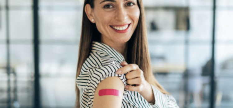 Vacunación contra Influenza y COVID-19 en empresas: Una estrategia de prevención que protege a tus colaboradores.
